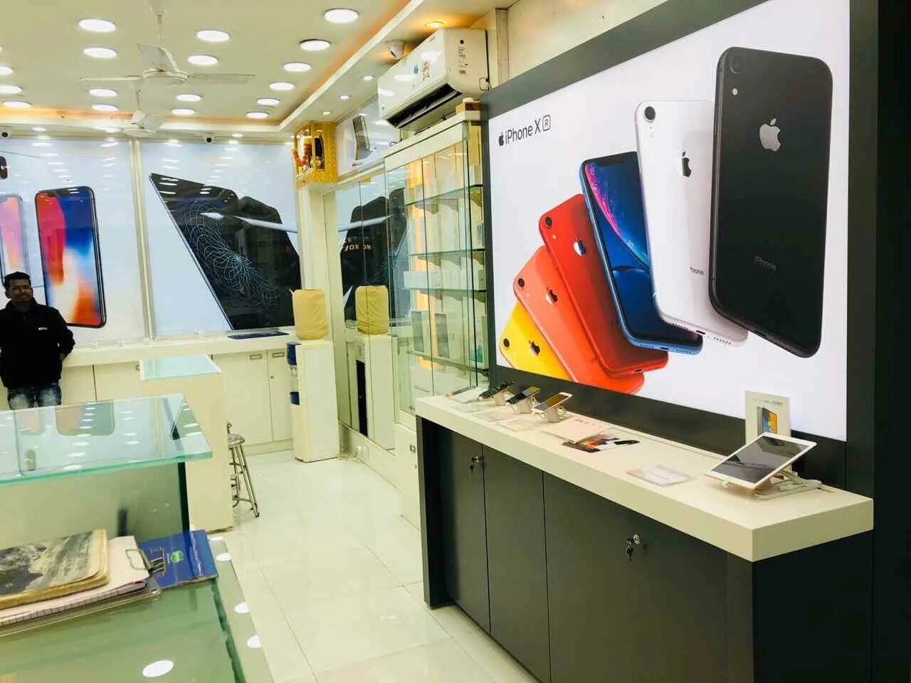 Apple store iphone. в россии продают айфоны. скупка iphone. магазины айфонов рядом. магазин iphone.