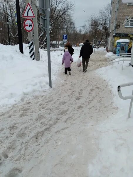 Ничего не чищено. Снег на улицах Пермь невозможно идти. ПОЕЩЕ не расчищеной дорожке.