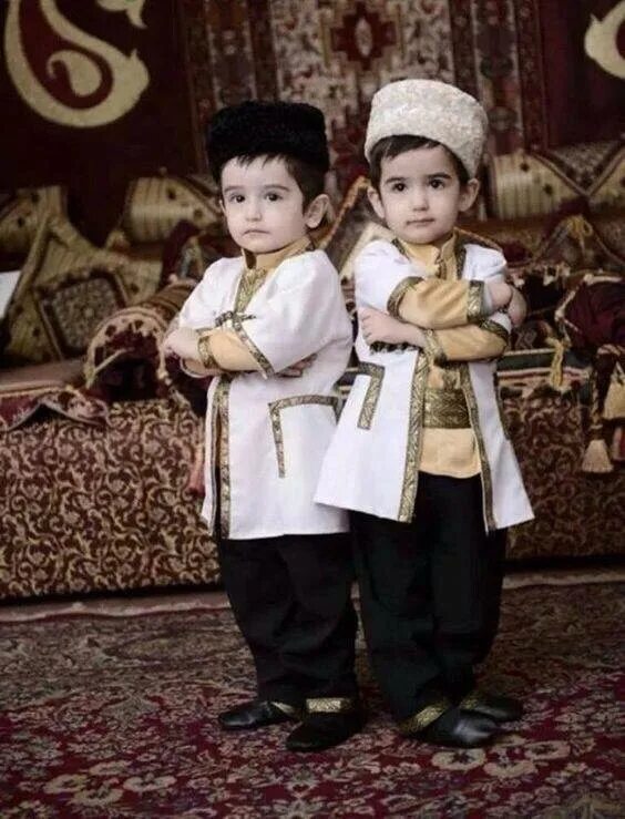 Азербайджан мальчик. Дети азербайджанца. Азербайджанский национальный костюм для детей. Азербайджанский национальный костюм для мальчика. Азербайджанский костюм для мальчика.