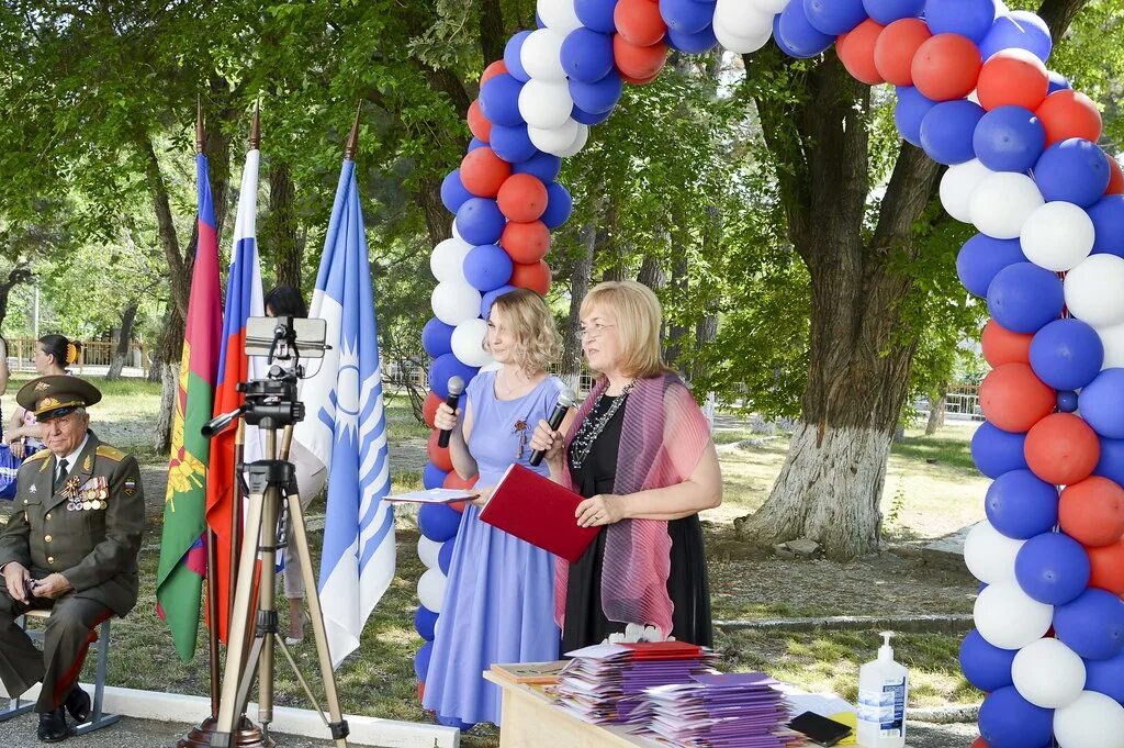 Фото зоны для вручения аттестата в школе. Украшение на вручение аттестата в школе. Украшение зала на вручение аттестатов 11 класс. Фотозоны для вручения аттестатов. Сценарий улица героя