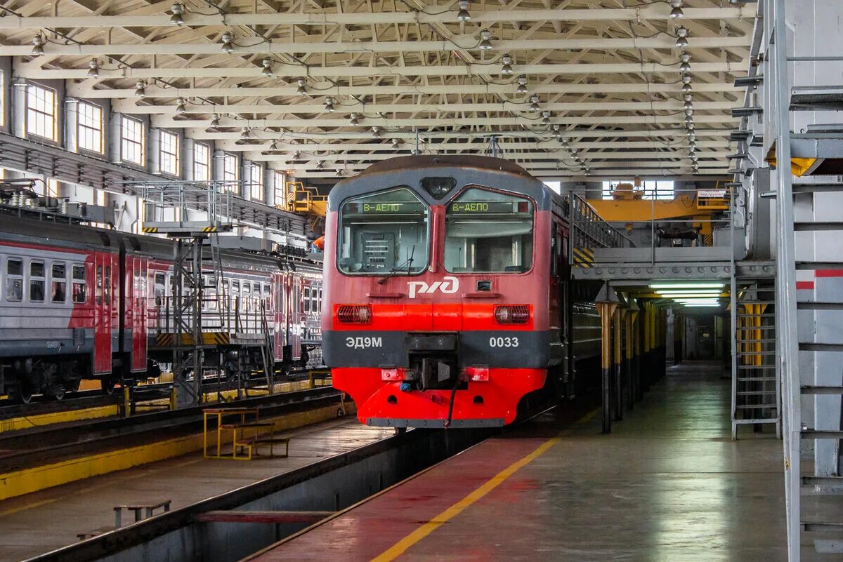 Двухосная платформа 863-682. Жд платформы 120тон. Т к ж д э. Грузовой поезд вл80с 114. Т к ж д э.