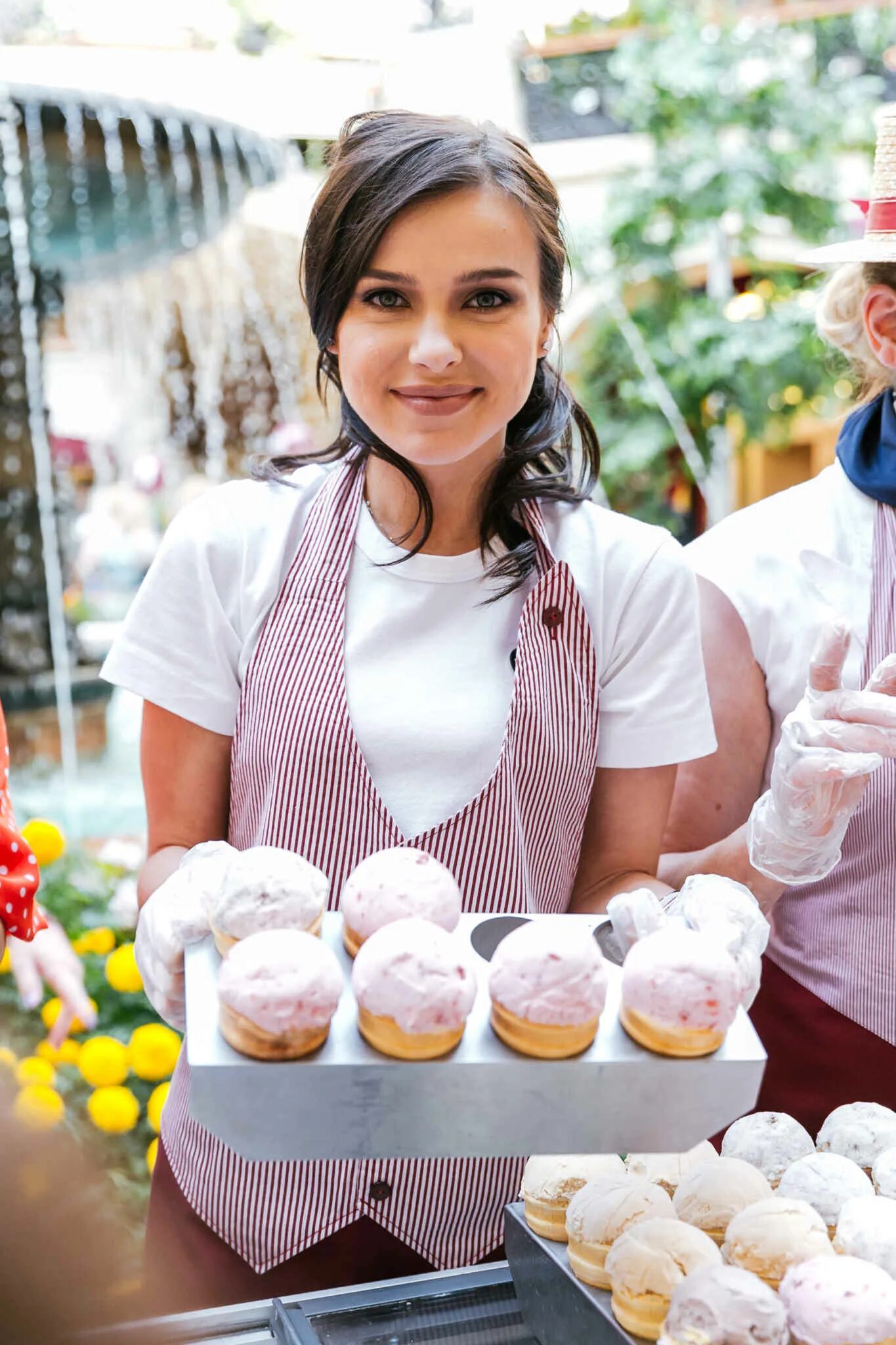 Раздаем морожена. Фестиваль в парке горького мороженого. Раздача мороженого. Мороженое разные виды. Мороженое рожок.