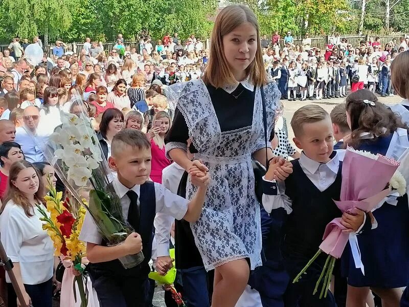 Э л школа. С днём знаний Уфа. Фотосессия день знаний Волжский. Школа 32 Волжский учителя. 1 Школа Волжск.