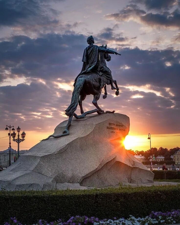 Памятник медному всаднику питер. Памятник Петру 1 в Санкт-Петербурге медный всадник. Медный всадник памятник Петру 1. СПБ памятник Петру 1 медный всадник. Статуя Петру 1 в Петербурге медный всадник.