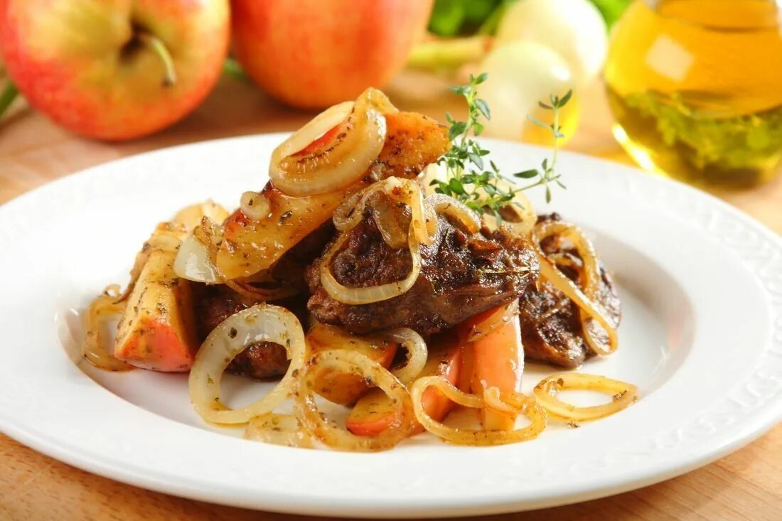 Печень запеченная с яблоками