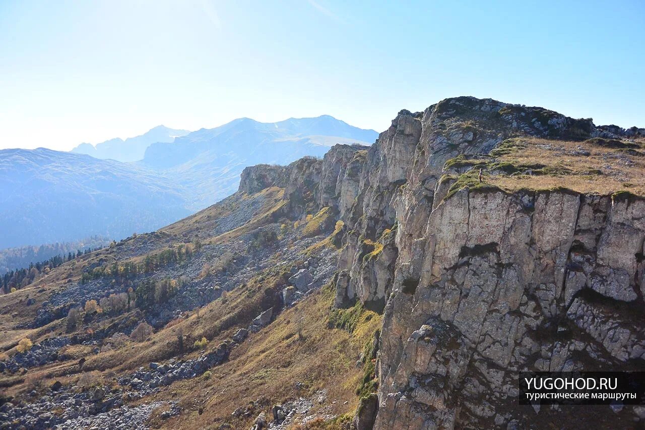 Плато черногор. Гора черногор (спящий черкес) и озеро чеше. Гора сопка красноярск. Пирамида на приполярном урале. Плато черного.