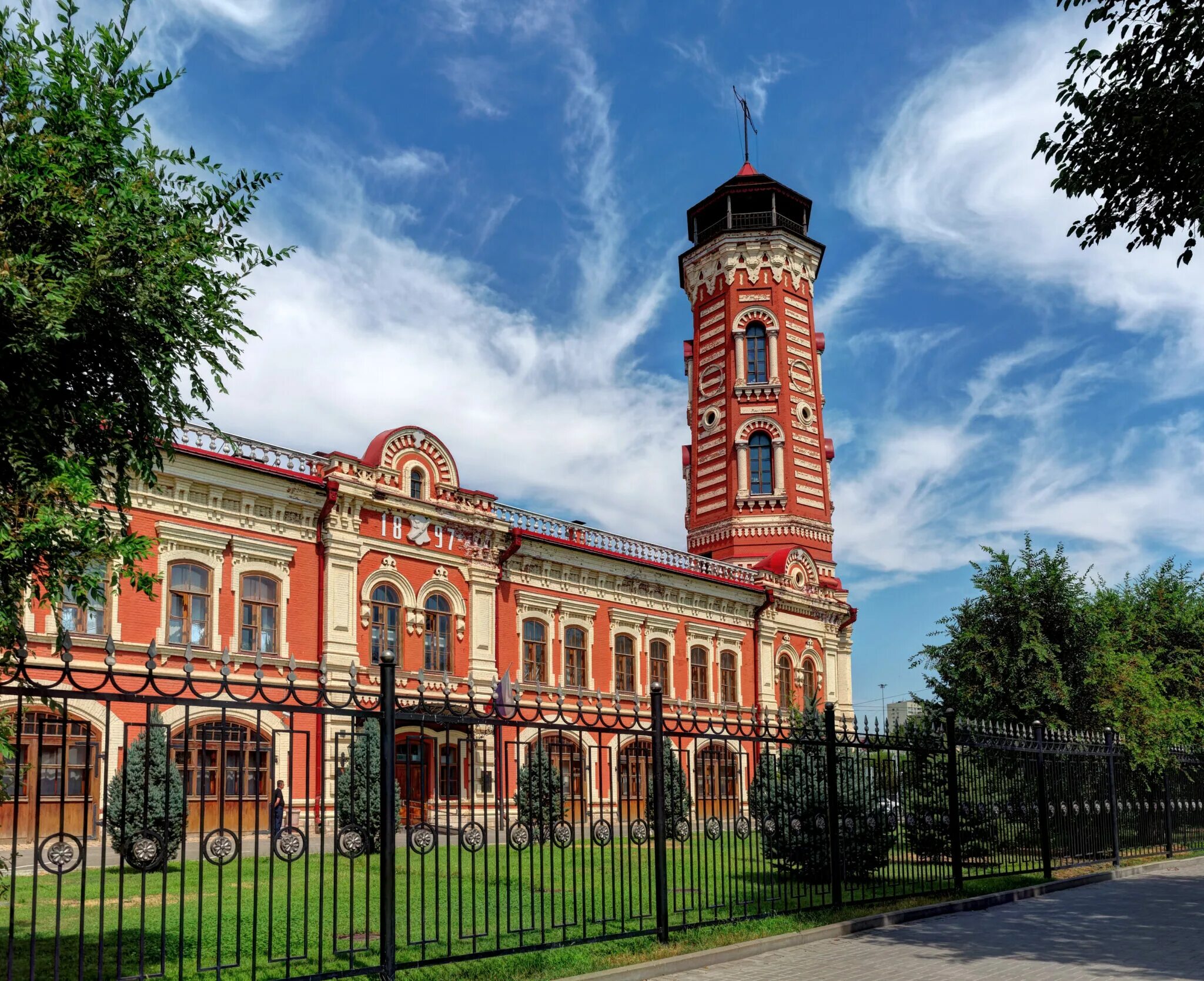 Здания царицына. Здание царицынской пожарной команды волгоград. Царицынская пожарная каланча волгоград. Архитектура музкомедии волгоград. Здания царицына.