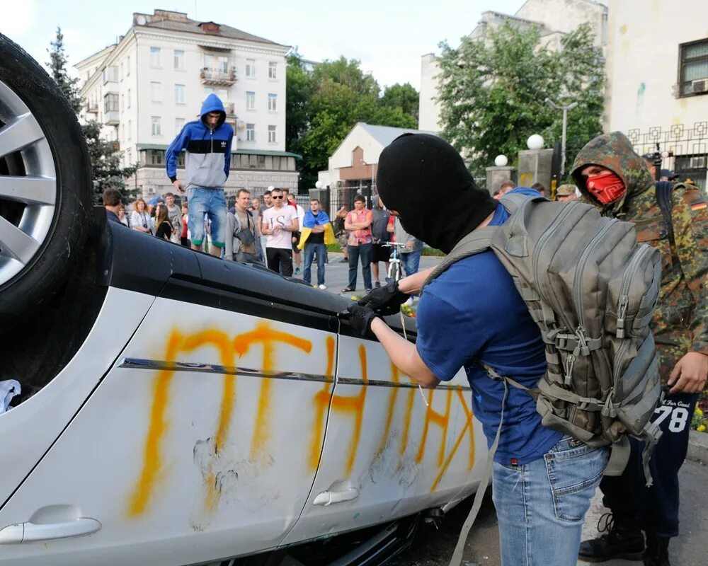 Нападение на посольство. Нападение на посольство Украины в Москве. Погром посольства России в Киеве.