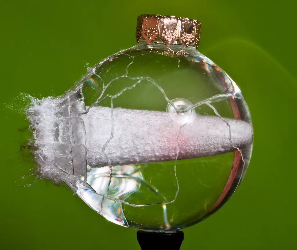 разбитые елочные игрушки. разбитые шарики. треснувший шар. разбитые шарики. разбитые шарики.