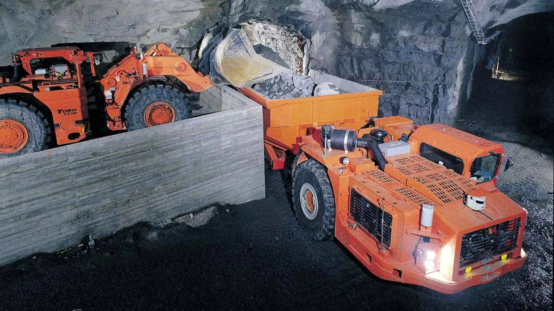 Подземные самоходные машины. Шахтный самосвал Sandvik. Подземный самосвал Sandvik. Шахтный погрузчик ПДМ. Шахтная ПДМ Sandvik.