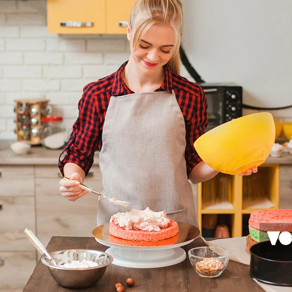 Preparing cake. Женщина готовит на кухне торт. женщина готовит торт на кухне фото. девушка на кухне с деревянной лопаткой. making cakes in the kitchen.