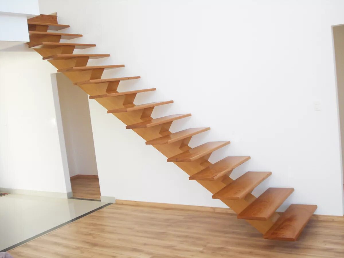 Одномаршевая лестница гусиный шаг. Лестница гусиный шаг на монокосоуре. Лестница на 2 этаж на монокосоуре. Одномаршевая лестница на косоурах. Косоур из дерева купить