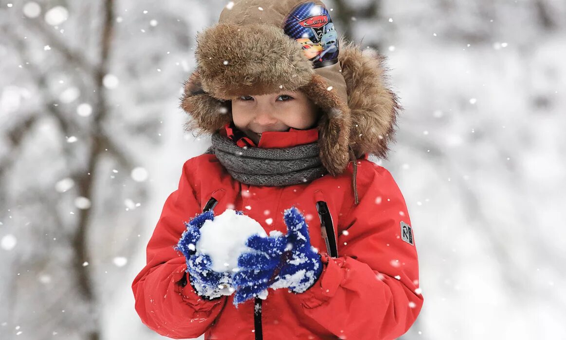 ребенок со снежком. дети зимой. зима дети снег. дети зимой. дети зимой на улице.