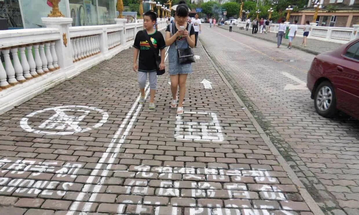 Пешеходам в китае. Китайский тротуар для мобильных телефонов. Тротуары в Китае. Пешеходные дорожки в Китае. Пешеходные дорожки для любителей смартфонов.