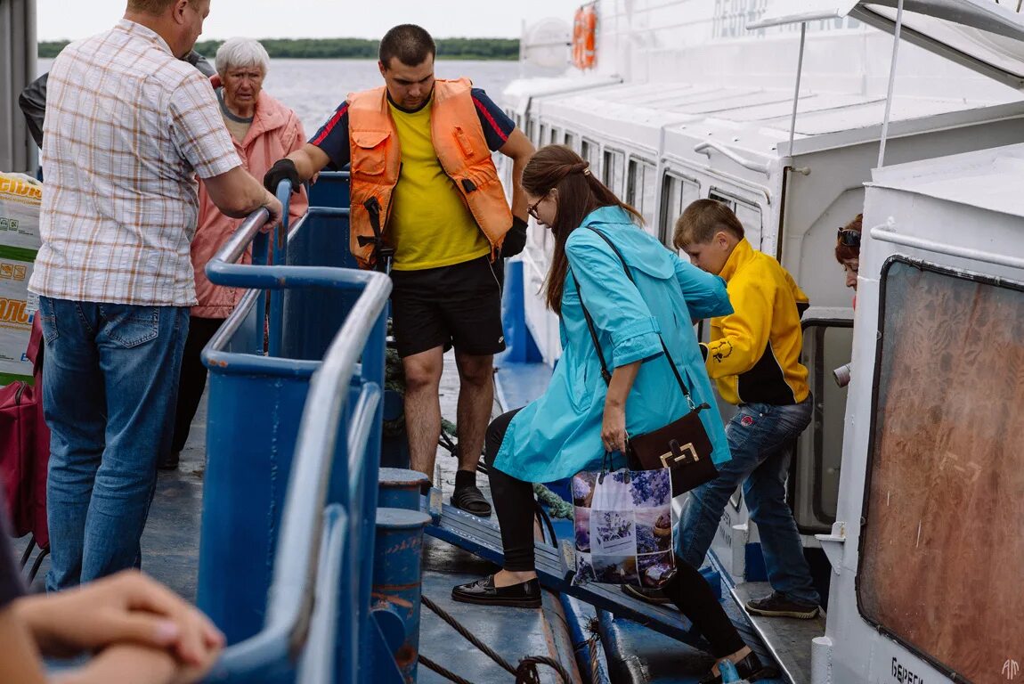 Пассажир пересадка. Пассажиры на борту теплохода. Теплоход Цигломень. Поездки пассажиров на судне. Теплоход Лотос переправа Владивосток.