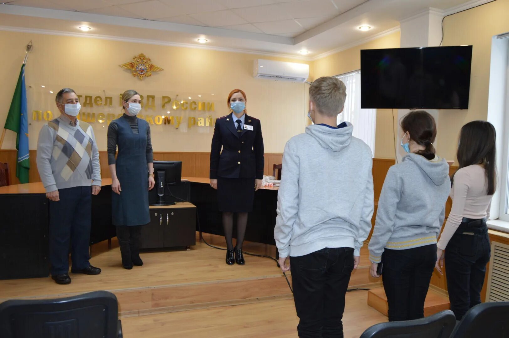 Приставы апшеронск. Апшеронск начальник полиции. Начальник ОМВД по Лабинскому району Краснодарского края. Вручение паспортов. Вручение паспортов в торжественной обстановке в Апшеронске.