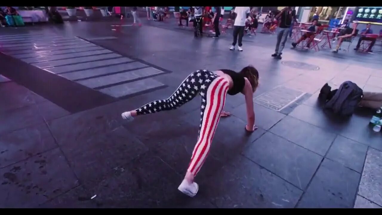 Тверк известные блогерши. Twerk рисунок. Слушать песню тверк. Twerk слушать. Greeting white.