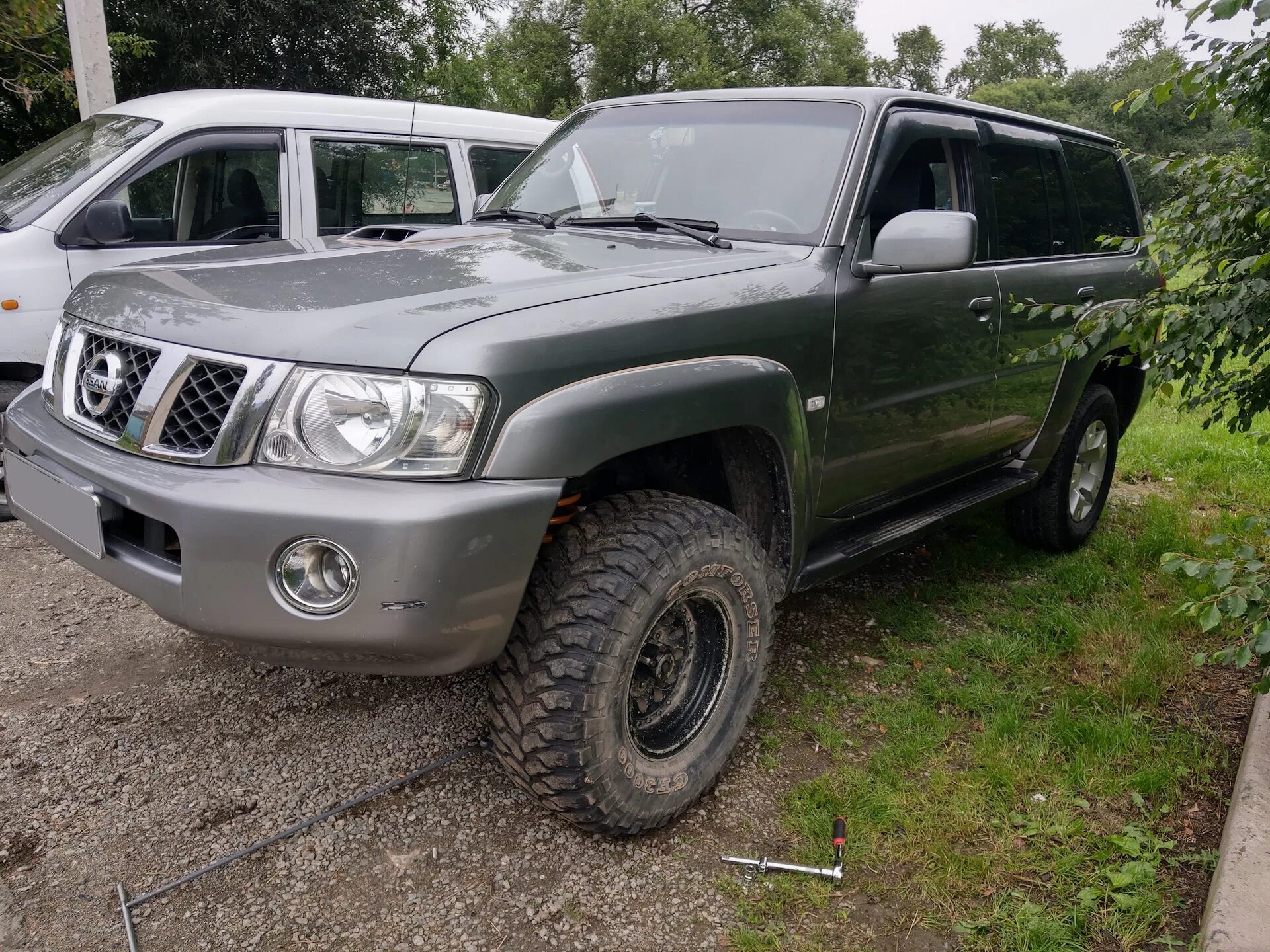 Патрол шины. Nissan Patrol y61. Nissan Patrol y61 33 колеса. Nissan Patrol 35 колеса. Nissan Patrol 35.