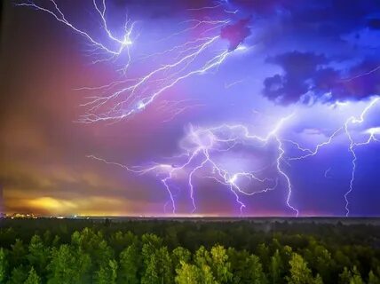 Вдруг ослепительно сверкнула яркая молния