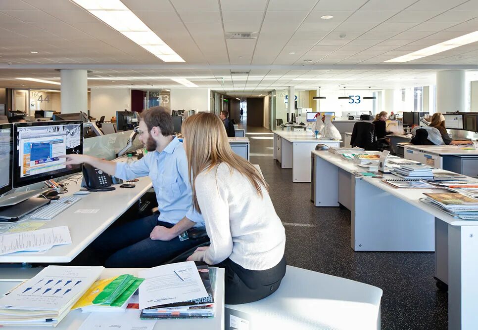 Офис инвестора. Инвестор в недвижимость. Радостные люди в офисе. Инвестиции офис. Инвестиционный офис.