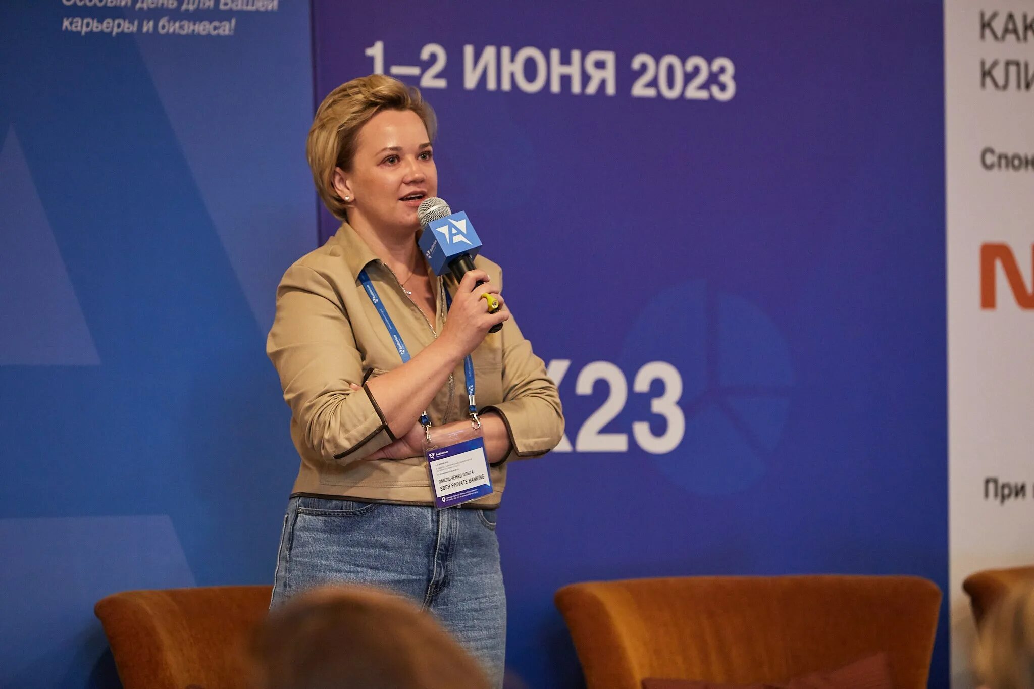 Бизнес форум 2023. Женщина робот на экономическом форуме 2023. Экономический форум 2023 Санкт-Петербург фото.