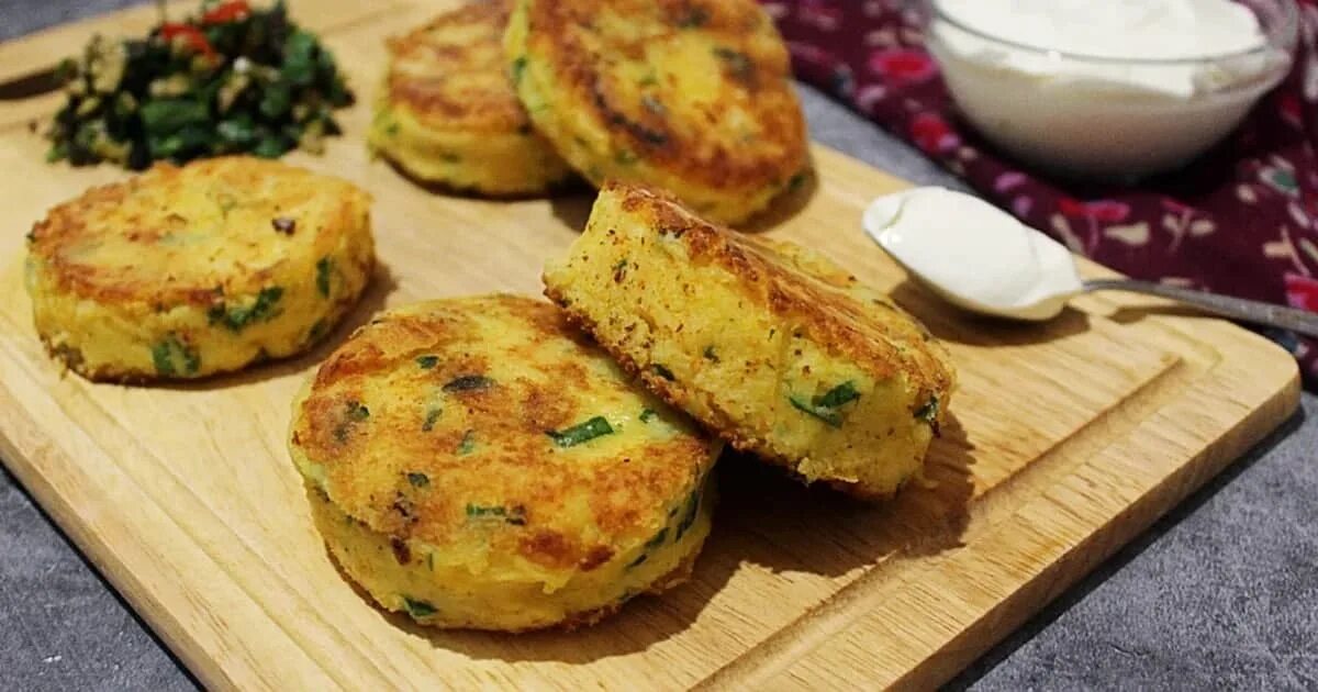Картофельные котлеты из пюре без начинки. Картофельные котлеты. котлеты из картошки. картофельные биточки. картофельные биточки из пюре.