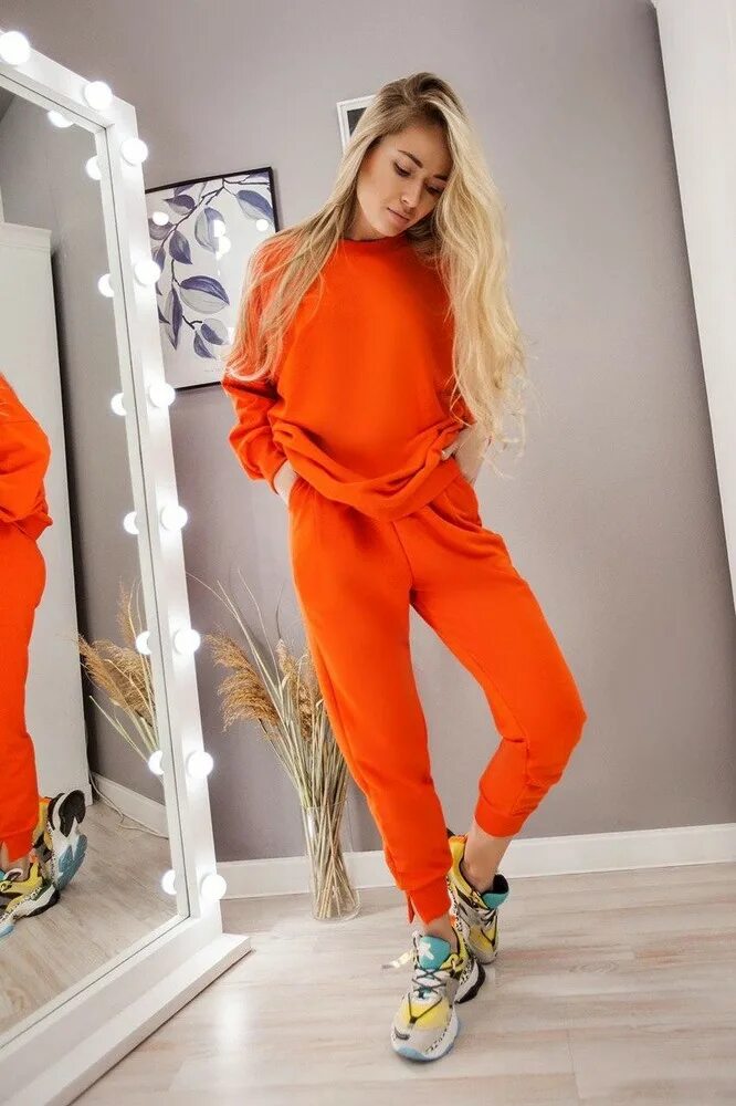 Оранжевый спортивный костюм женский. Ярко оранжевый спортивный костюм. Спортивный костюм женский оранжевого цвета.