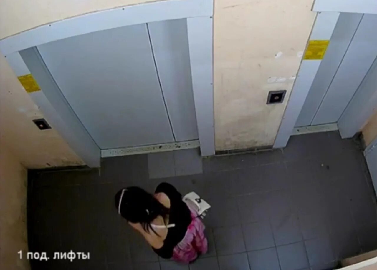 Девушка справила нужду в подъезде. Справила нужду в подъезде. нагадила лифте девушка. девочка справляет нужду в лифте. справила нужду в подъезде видеонаблюдение.