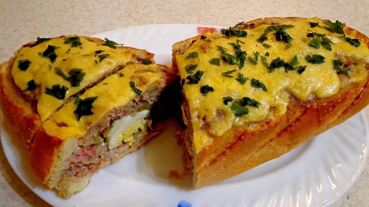 Батон с начинкой в духовке. Фаршированный батон в духовке. Фаршированный батон в духовке. Батон с начинкой. Закуска в батоне.