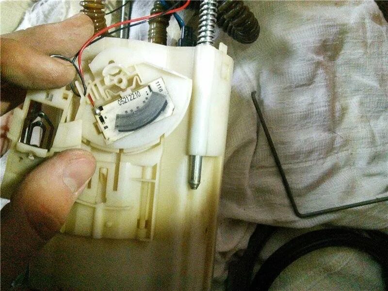 Бензонасос неправильно показывает уровень топлива. Датчик уровня топлива лада гранта 8 клапанная. датчик уровня топлива калина 2 под бензонасос веста. датчик уровня топлива лада гранта 8 клапанная 1118. дут 10 датчик уровня топлива калина.