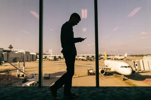 В сша мужчина побежал к самолету