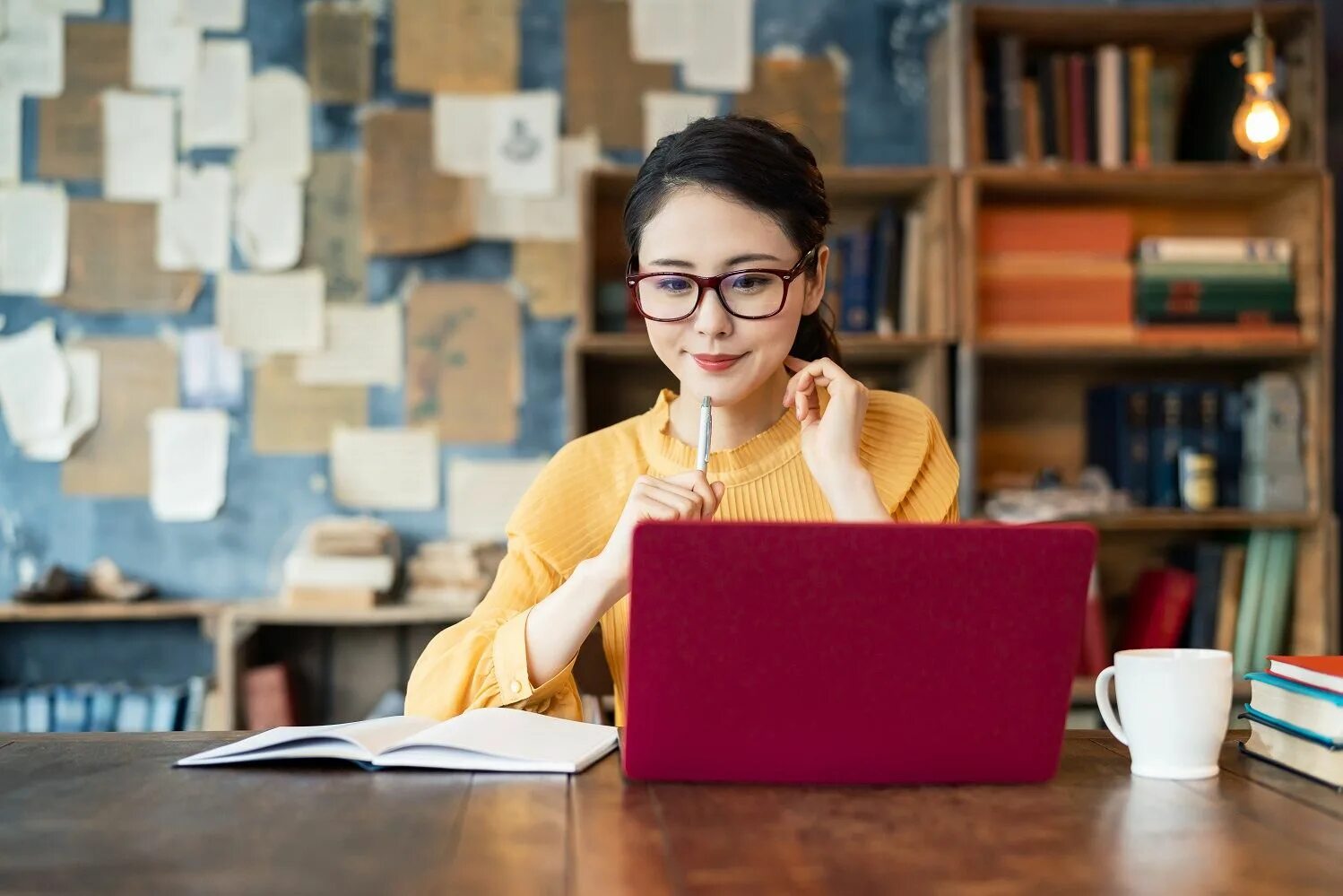 Woman in study. Woman studying. Образование и женщины вопрос