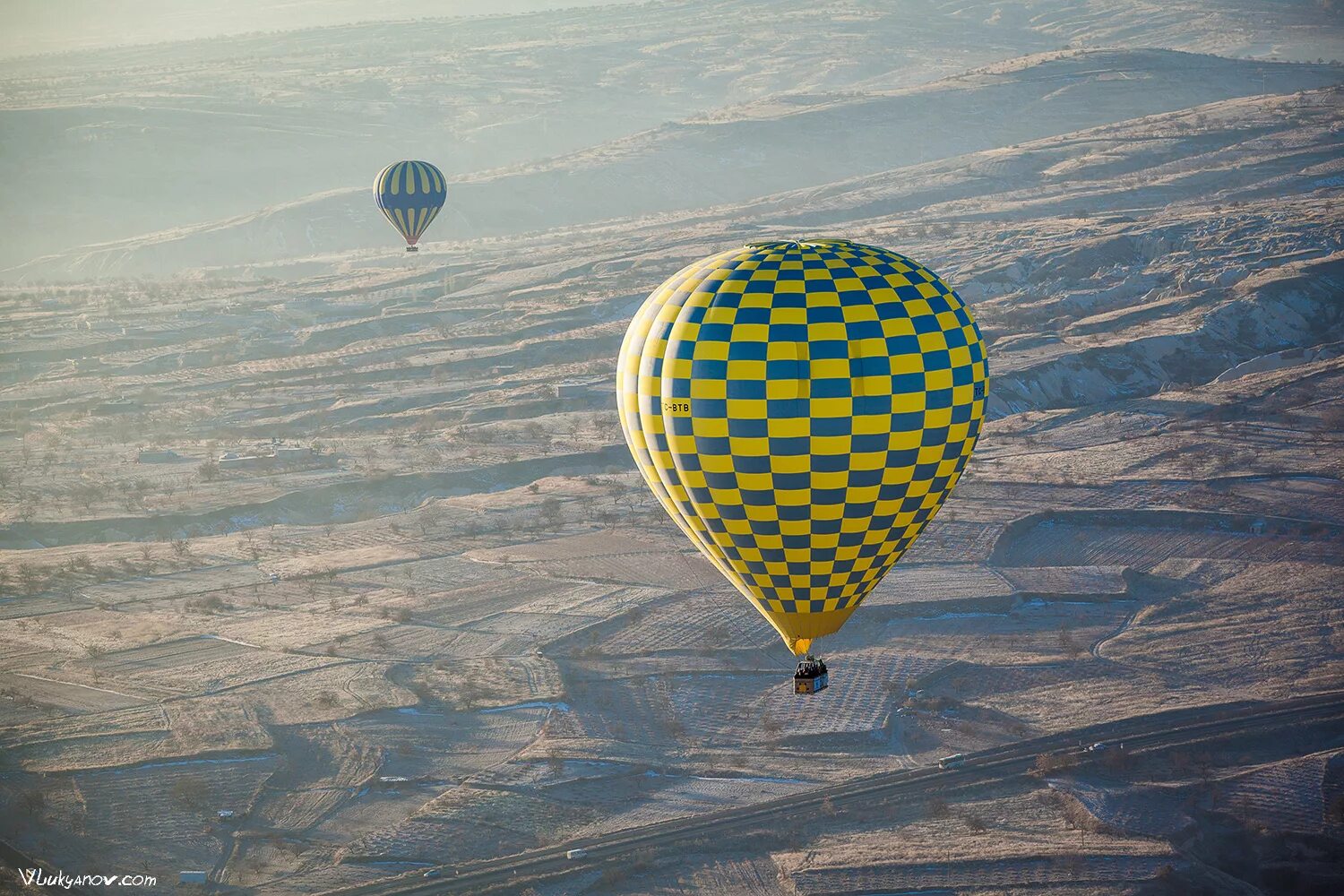 воздушный шар над облаками. воздушные шары в небе. воздушные шары в небе. воздушный шар в космосе. воздушный шар.