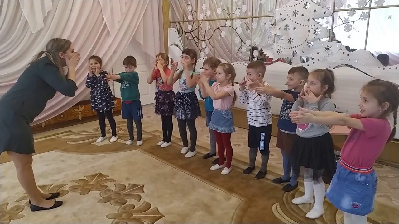 Игра снег руками нагребаем лепим лепим ком. Снег мы нагребаем лепим лепим ком большой. Игра с ускорением снег руками нагребаем. Игра снег руками нагребаем. Снег руками нагребаем.