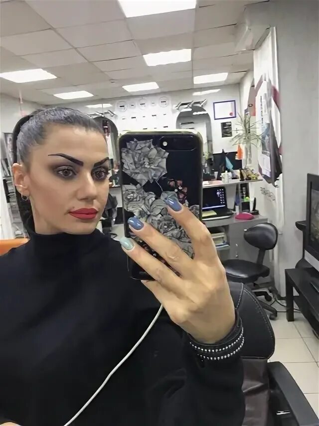 Как мыть волосы чтобы бали кудри. Нарина геворкова бьюти салон красоты. Gevorkova hair house. Gevorkova hair house. Мадлена геворкова кемерово.