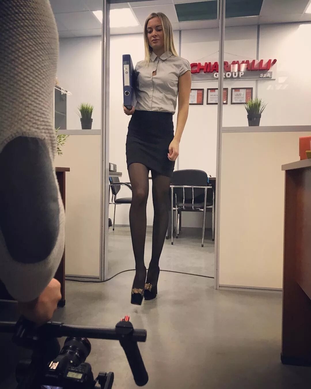 Девушки в офисе частные. Ноги в офисе. Селфи в коротком платье в офисе. Офисная сотрудница. Пришла на работу без белья