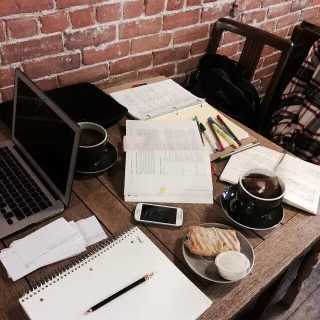 Study coffee. Кофе на столе. Учеба пинтерест. Кружка латте и блокнот. Ноутбук и книги.