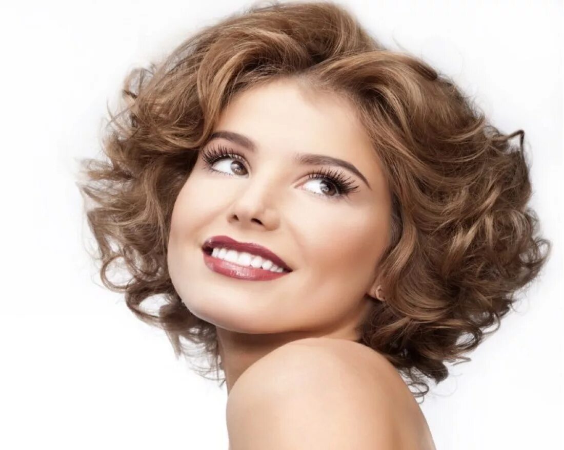 укладки 2024 женские. наши русские звезды укладки 2022. модное каре. стильные прически. женские прически.