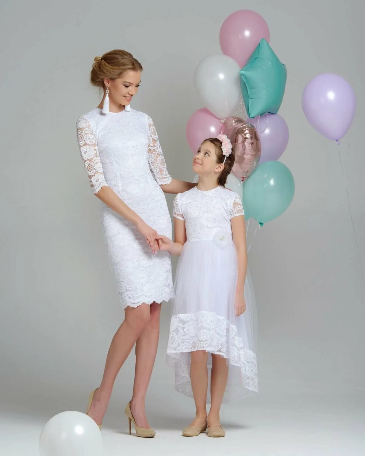 Летнее шифоновое платье для мам и дочек. Кружевное платье мама и дочка. Белые платья для мамы и дочки. Платья для мамы и дочки на крестины. Белое платье для мамы.