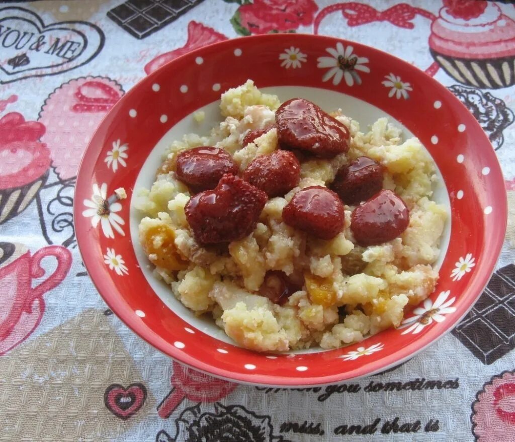 Каши при подагре можно. Каша с вареньем. пшенная каша с вареньем. пшенная каша с клубничным вареньем. пшённая каша при подагре.