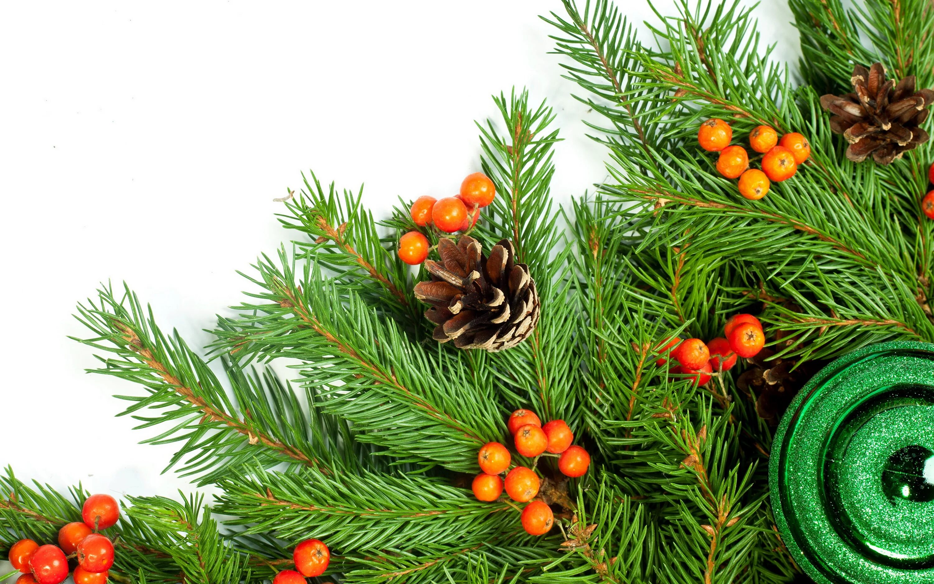 Ветка еловая. Новогодние шары на елке. Елка с игрушками. Новогодняя елка с гирляндой. Новогодняя ветка.