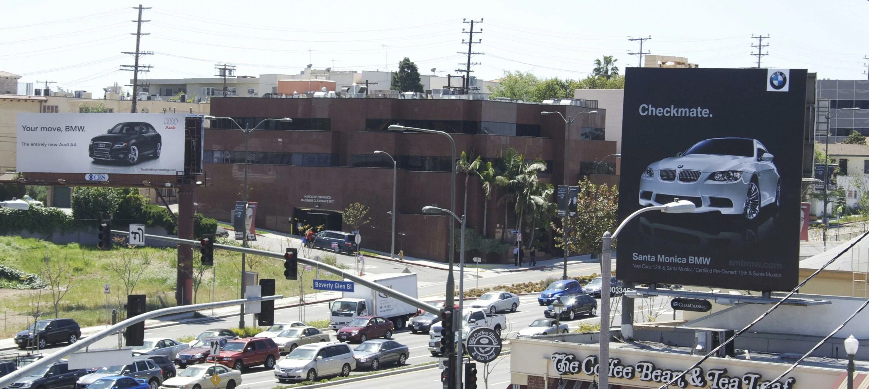 Слоган бмв. Рекламная война бмв и мерседес. Рекламный плакат bmw. Реклама бмв с русским матом. Рекламный баннер бмв.