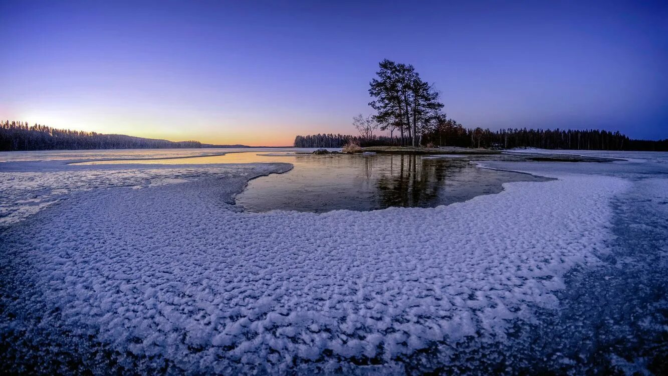 Природное явление ледостав. Водоемы зимой. Полыньи на реке что это. Замерзшая река. Байкал зимой лед.