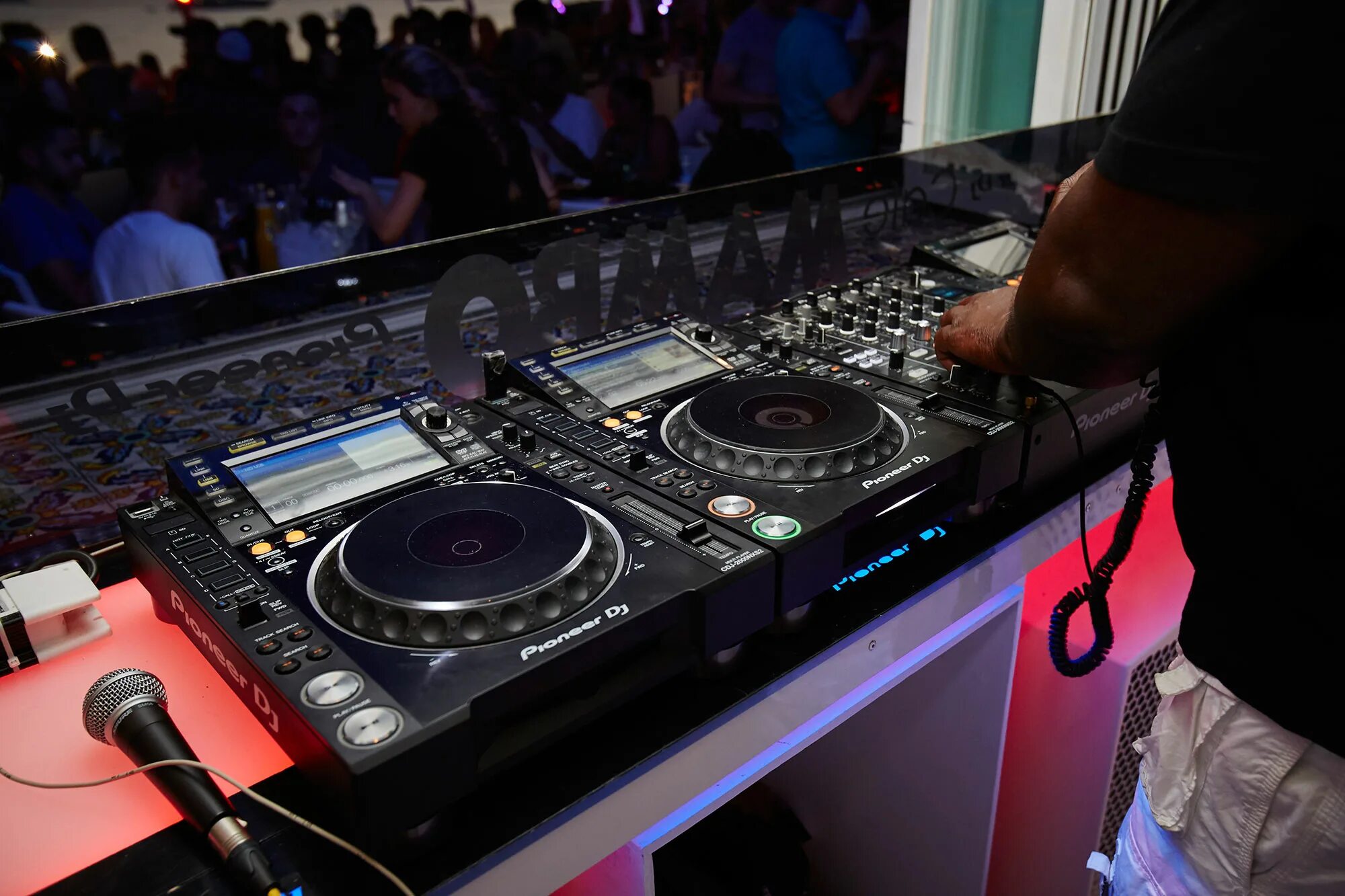 Диджей taga. Denon prime 2. Dj aux 2022. Dj aux 2022. Пульт дж денон 850.