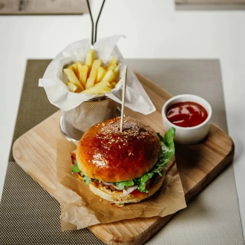 Логотип гамбургер. Честный бургер магадан меню. Шаурма бургер фри кола фото. Бургер магадан. Меню борды.