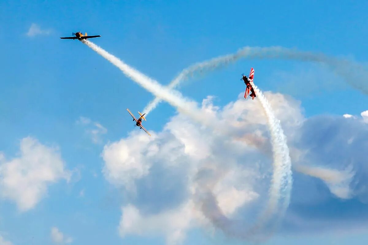 Аэробатика на самолете. Самолет для пилотажа. Спортивные самолеты для высшего пилотажа. Мертвая петля высший пилотаж. Высший пилотаж самолеты.