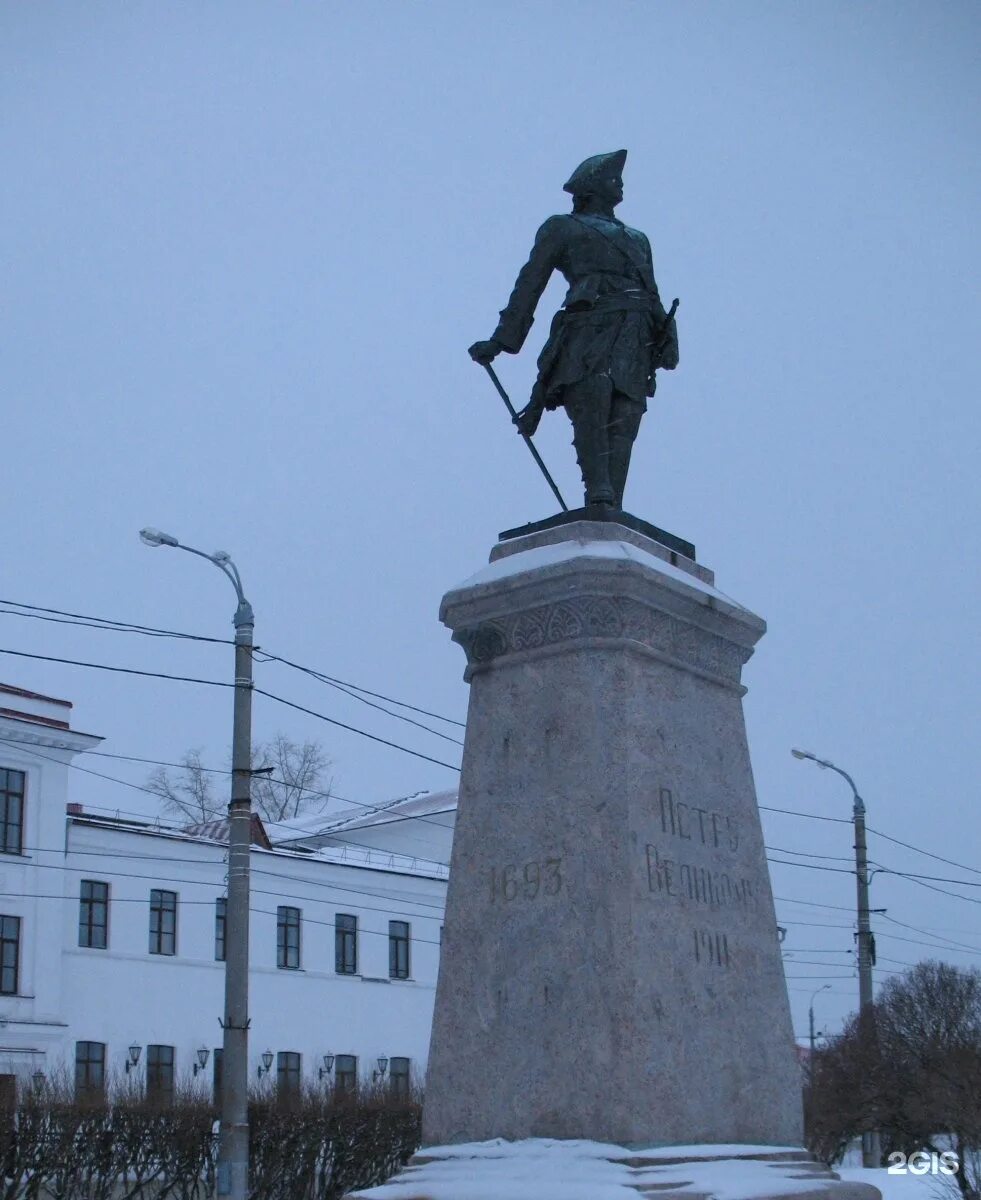 Почему памятник петру 1 стоит в архангельске. Памятник Петру в Архангельске. Памятник Петру первому в Архангельске. Скульптура Петра 1 в Архангельске. • Памятник Петру Iархангельск).