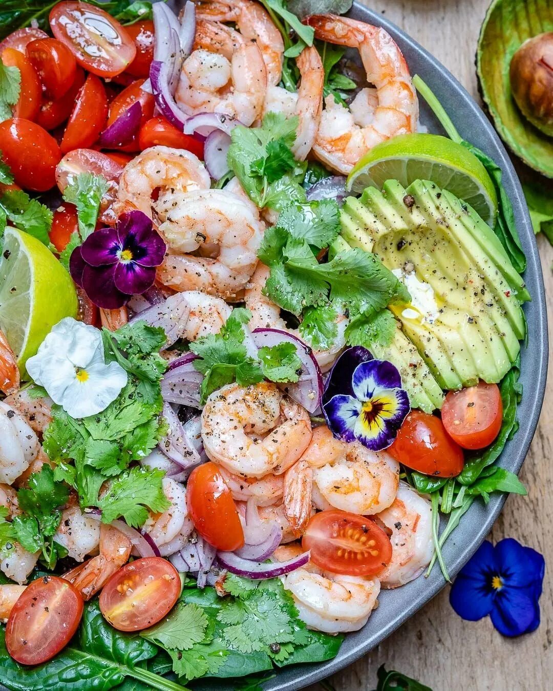 Салат морская ракушка. Салат. Салат с креветками и овощами. Салат с креветками. Салат с морепродуктами.