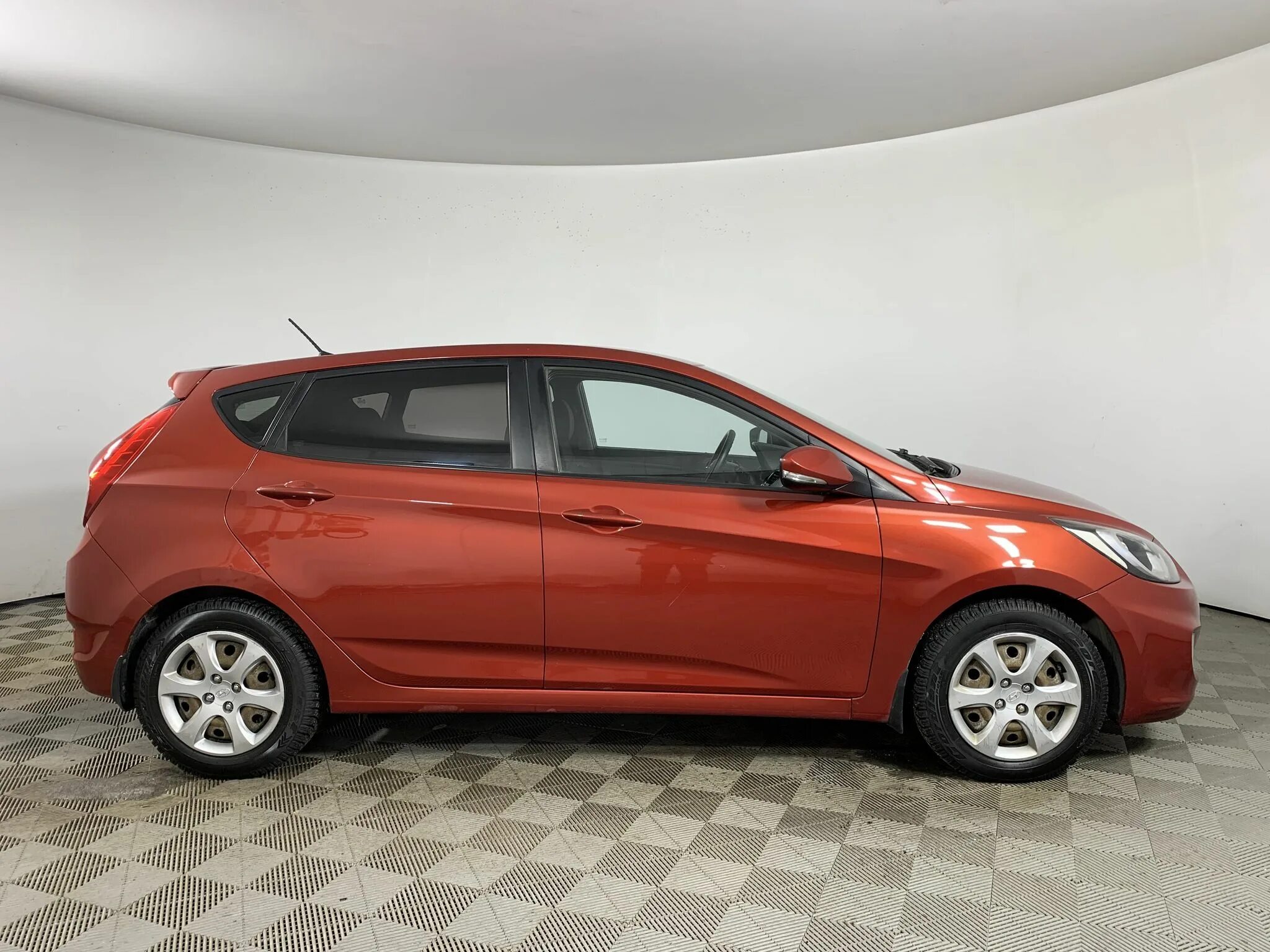 Hyundai solaris 2014. Топ машин до 500 тысяч. Хендай солярис 2011. Машины до 500 тысяч рублей 2023. Хендай солярис хэтчбек 2015.