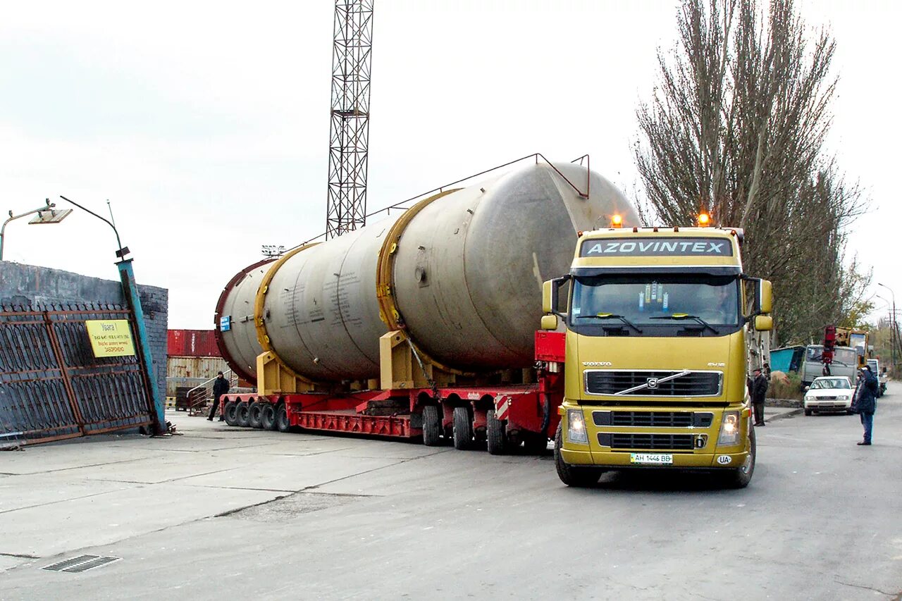 Нужно перевозить 100 тонн груза. Volvo 500 негабарит. Трал негабарит 100 тонн. Трал негабарит габаритной. КАМАЗ негабарит 30 метров.